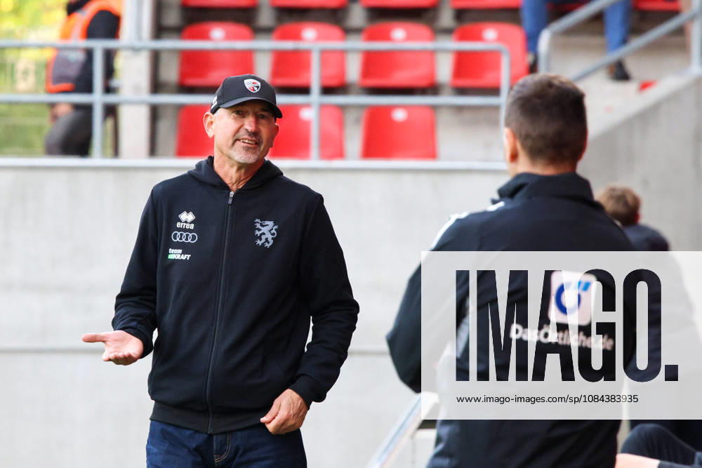 Trainer Achim Beierlorzer (Cheftrainer FC Ingolstadt 04) diskutiert erstmal mit dem 4. Unparteiischen beim Spiel FC Ingolstadt 04 gegen SV Wehen Wiesbaden am 11.10.2026, DFB regulations prohibit any use of photographs as image sequences and or quasi-video. GER, Fussball, 3. Liga, Spieltag 8, FC Ingolstadt 04 gegen SV Wehen Wiesbaden, 11.10.2026, Audi Sportpark Ingolstadt