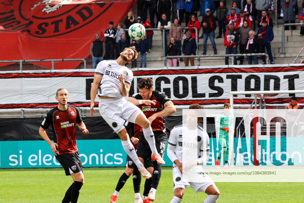 Gino Fechner (SV Wehen Wiesbaden, Nr.6) erobert hier gegen Linus Rosenloecher (FC Ingolstadt 04, Nr.19) den Ball beim Spiel FC Ingolstadt 04 gegen SV Wehen Wiesbaden am 11.10.2026, DFB regulations prohibit any use of photographs as image sequences and or quasi-video. GER, Fussball, 3. Liga, Spieltag 8, FC Ingolstadt 04 gegen SV Wehen Wiesbaden, 11.10.2026, Audi Sportpark Ingolstadt