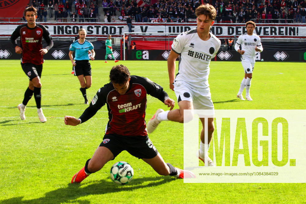 Unschoen direkt vor dem Tor vom Ball getrennt: Nishan Velupillay (FC Ingolstadt 04, Nr.28)beim Spiel FC Ingolstadt 04 gegen SV Wehen Wiesbaden am 11.10.2026, DFB regulations prohibit any use of photographs as image sequences and or quasi-video. GER, Fussball, 3. Liga, Spieltag 8, FC Ingolstadt 04 gegen SV Wehen Wiesbaden, 11.10.2026, Audi Sportpark Ingolstadt