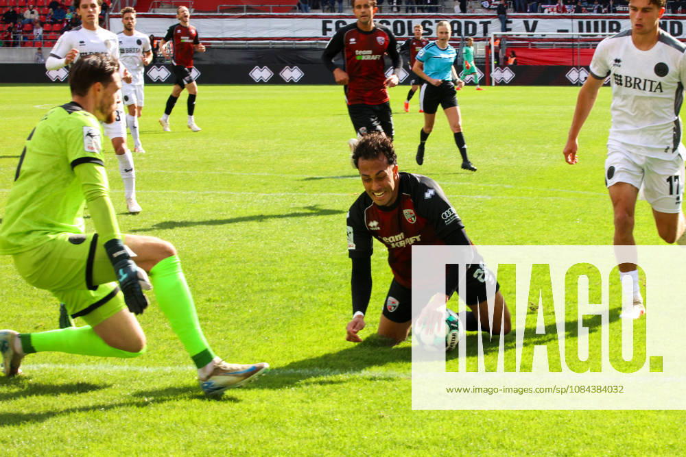 Unschoen direkt vor dem Tor vom Ball getrennt: Nishan Velupillay (FC Ingolstadt 04, Nr.28)beim Spiel FC Ingolstadt 04 gegen SV Wehen Wiesbaden am 11.10.2026, DFB regulations prohibit any use of photographs as image sequences and or quasi-video. GER, Fussball, 3. Liga, Spieltag 8, FC Ingolstadt 04 gegen SV Wehen Wiesbaden, 11.10.2026, Audi Sportpark Ingolstadt