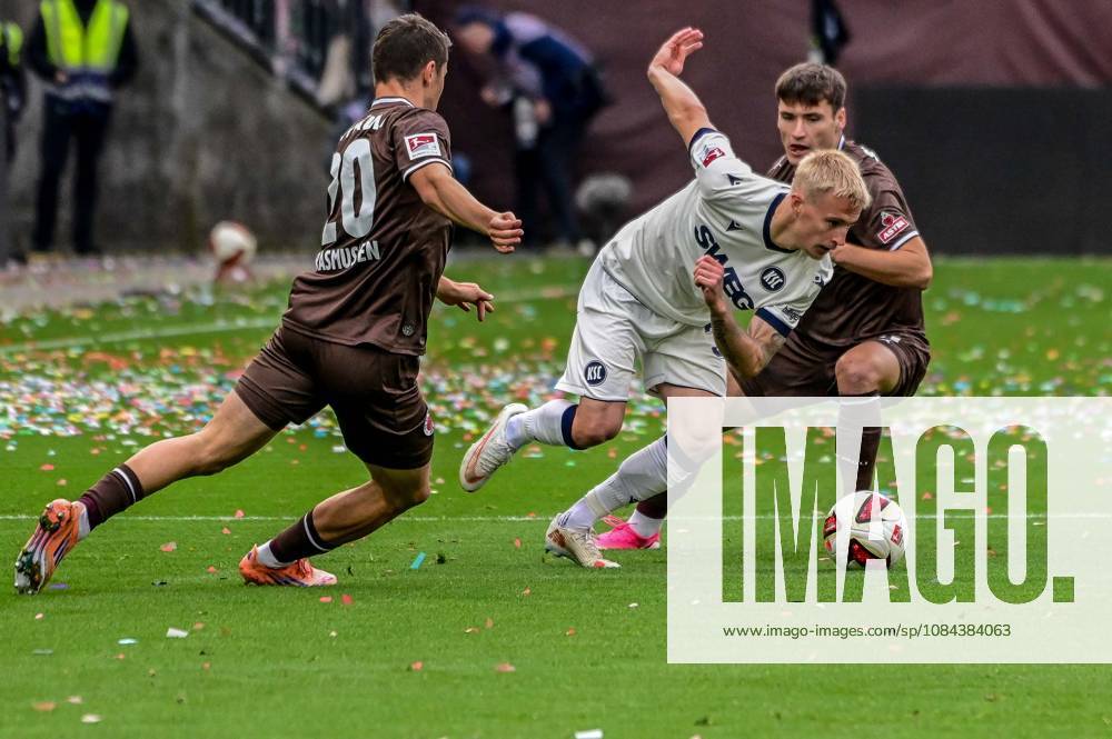Rasmussen Mathias Arkadiusz Pyrka ( Pauli ) 33 Viktor Bergh ( KSC ) Deutschland , Hamburg , Millerntorstadion , Fussball , 2. Bundesliga , FC St Pauli - Karlsruher SC
