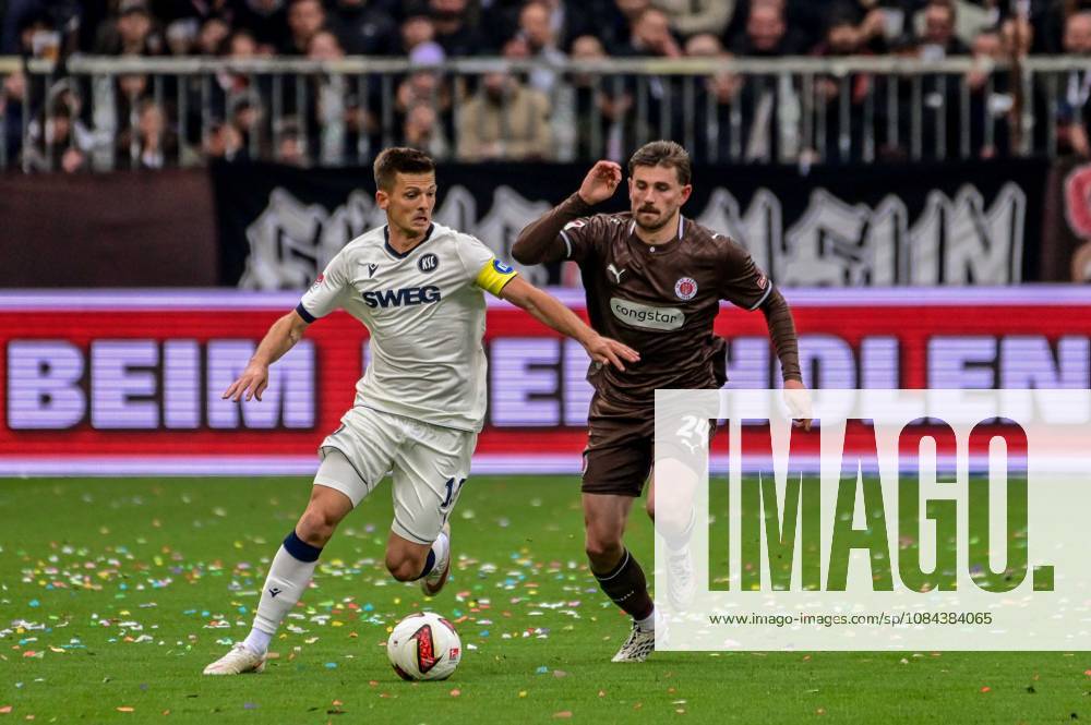 Connor Metcalfe ( Pauli ) 10 Marvin Wanitzek ( KSC ) Deutschland , Hamburg , Millerntorstadion , Fussball , 2. Bundesliga , FC St Pauli - Karlsruher SC