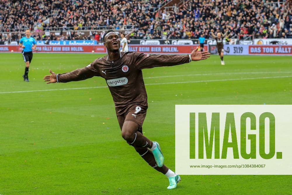 Torschütze Abdoulie Ceesay ( Pauli ) jubelt nach dem 1:0 Deutschland , Hamburg , Millerntorstadion , Fussball , 2. Bundesliga , FC St Pauli - Karlsruher SC