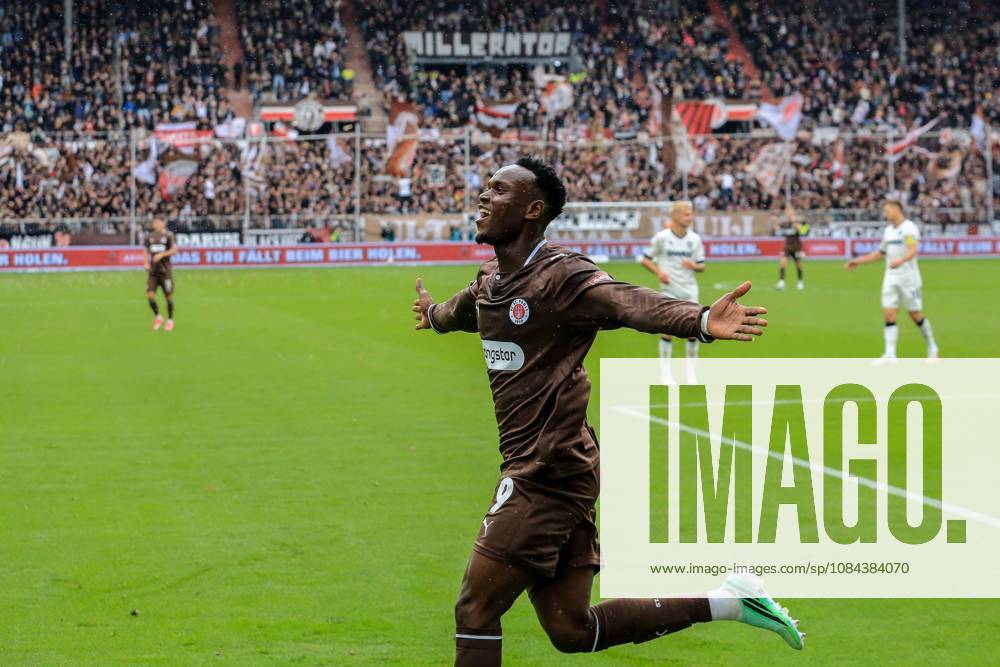 Torschütze Abdoulie Ceesay ( Pauli ) jubelt nach dem 1:0 Deutschland , Hamburg , Millerntorstadion , Fussball , 2. Bundesliga , FC St Pauli - Karlsruher SC