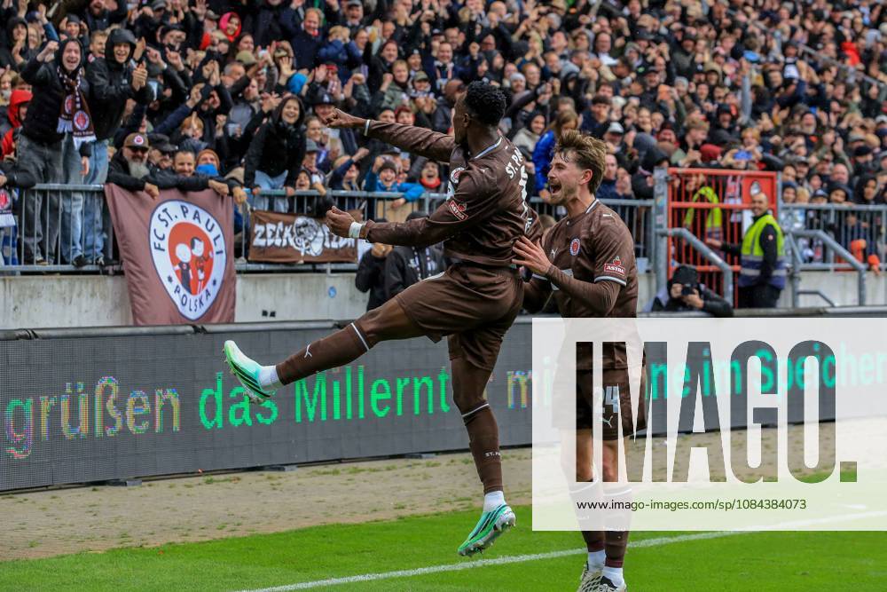 Torschütze Abdoulie Ceesay jubelt mit Connor Metcalfe Youssoupha Niang ( Pauli ) nach dem 1:0 Deutschland , Hamburg , Millerntorstadion , Fussball , 2. Bundesliga , FC St Pauli - Karlsruher SC