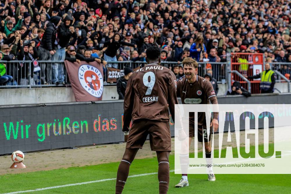 Torschütze Abdoulie Ceesay jubelt mit Connor Metcalfe Youssoupha Niang ( Pauli ) nach dem 1:0 Deutschland , Hamburg , Millerntorstadion , Fussball , 2. Bundesliga , FC St Pauli - Karlsruher SC