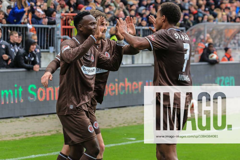 Torschütze Abdoulie Ceesay jubelt mit Connor Metcalfe Youssoupha Niang ( Pauli ) nach dem 1:0 Deutschland , Hamburg , Millerntorstadion , Fussball , 2. Bundesliga , FC St Pauli - Karlsruher SC