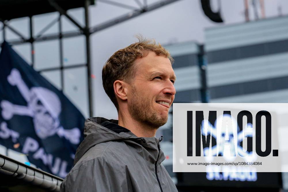 Maximilian Senft Trainer ( KSC ) Deutschland , Hamburg , Millerntorstadion , Fussball , 2. Bundesliga , FC St Pauli - Karlsruher SC