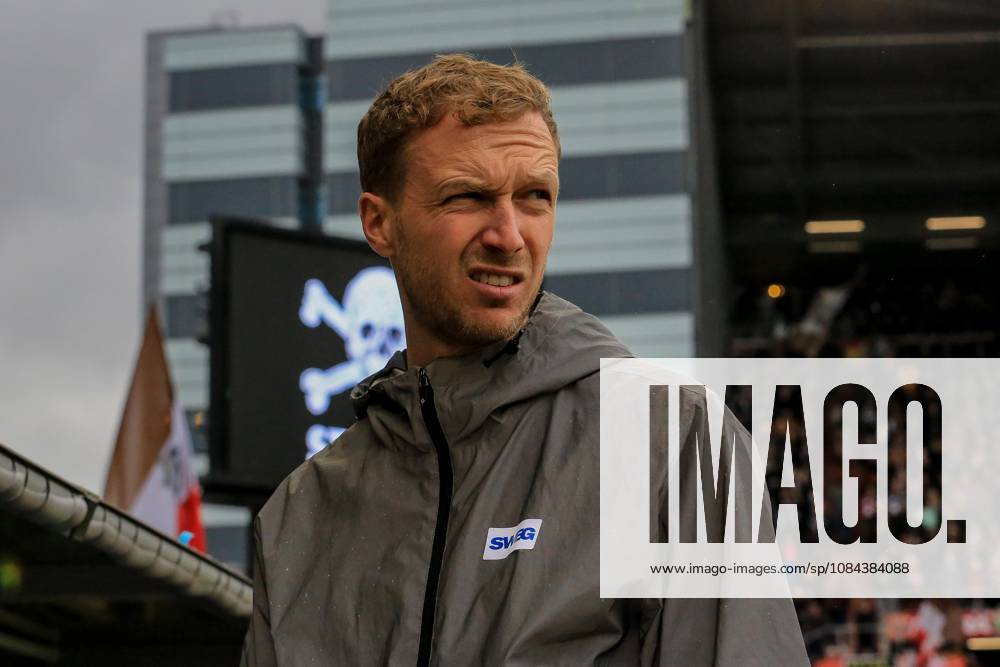 Maximilian Senft Trainer ( KSC ) Deutschland , Hamburg , Millerntorstadion , Fussball , 2. Bundesliga , FC St Pauli - Karlsruher SC