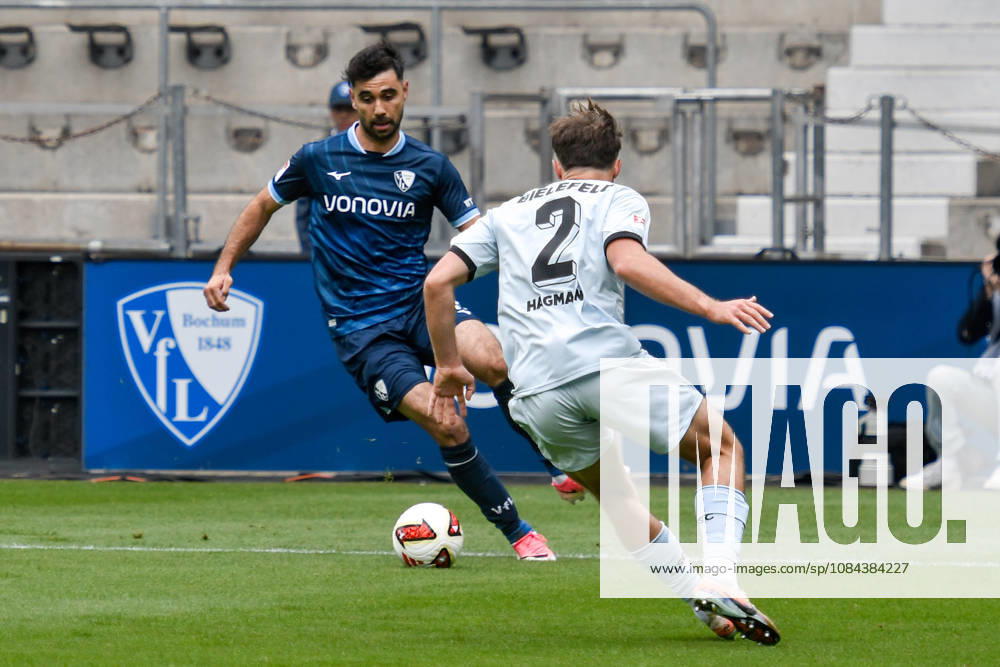 V. li. im Zweikampf Gerrit Holtmann (Bochum) Felix Hagmann (Bielefeld 2) 11.10.2026 ¢ Fussball ¢ VfL Bochum vs DSC Arminia Bielefeld, Vonovia Ruhrstadion, Bochum, DFB DFL REGULATIONS PROHIBIT ANY USE OF PHOTOGRAPHS AS IMAGE SEQUENCES AND OR QUASI-VIDEO NRW Germany