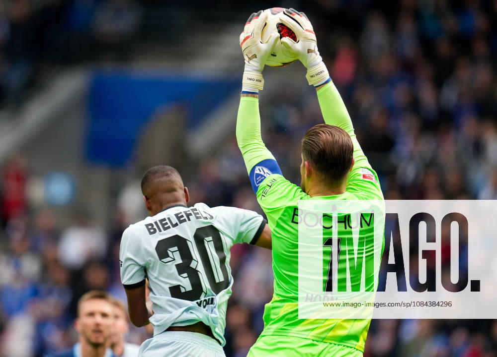 Timo Horn (VfL Bochum 1848, 1) greift sich den Ball gegen Isaiah Young (DSC Arminia Bielefeld, 30). GER, VfL Bochum 1848 vs DSC Arminia Bielefeld, 2. Bundesliga, 7. Spieltag, Saison 2026-27, Vonovia Ruhrstadion, Bochum, 11.10.2026 DFL REGULATIONS PROHIBIT ANY USE OF PHOTOGRAPHS AS IMAGE SEQUENCES AND OR QUASI-VIDEO VfL Bochum 1848 vs DSC Arminia Bielefeld, 2. Bundesliga, 7. Spieltag, Saison 2026-27, 11.10.2026 Bochum