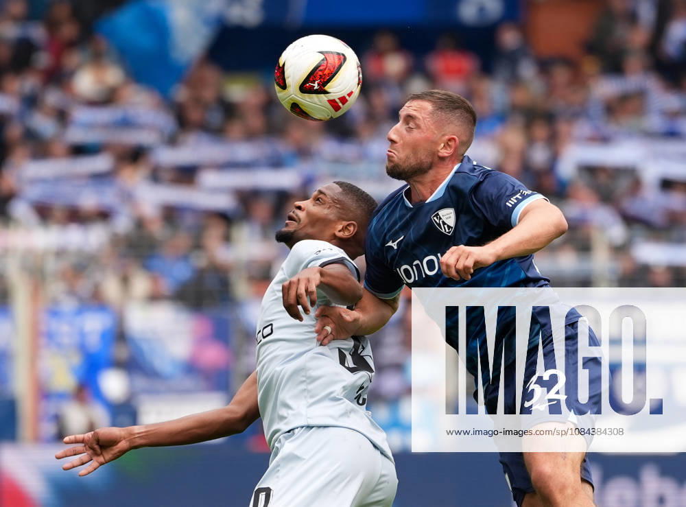 Isaiah Young (DSC Arminia Bielefeld, 30) im Zweikampf mit Maximilian Wittek (VfL Bochum 1848, 32). GER, VfL Bochum 1848 vs DSC Arminia Bielefeld, 2. Bundesliga, 7. Spieltag, Saison 2026-27, Vonovia Ruhrstadion, Bochum, 11.10.2026 DFL REGULATIONS PROHIBIT ANY USE OF PHOTOGRAPHS AS IMAGE SEQUENCES AND OR QUASI-VIDEO VfL Bochum 1848 vs DSC Arminia Bielefeld, 2. Bundesliga, 7. Spieltag, Saison 2026-27, 11.10.2026 Bochum