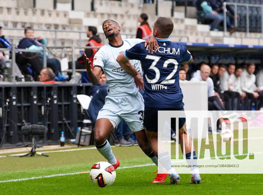 Isaiah Young (DSC Arminia Bielefeld, 30) im Zweikampf mit Maximilian Wittek (VfL Bochum 1848, 32). GER, VfL Bochum 1848 vs DSC Arminia Bielefeld, 2. Bundesliga, 7. Spieltag, Saison 2026-27, Vonovia Ruhrstadion, Bochum, 11.10.2026 DFL REGULATIONS PROHIBIT ANY USE OF PHOTOGRAPHS AS IMAGE SEQUENCES AND OR QUASI-VIDEO VfL Bochum 1848 vs DSC Arminia Bielefeld, 2. Bundesliga, 7. Spieltag, Saison 2026-27, 11.10.2026 Bochum