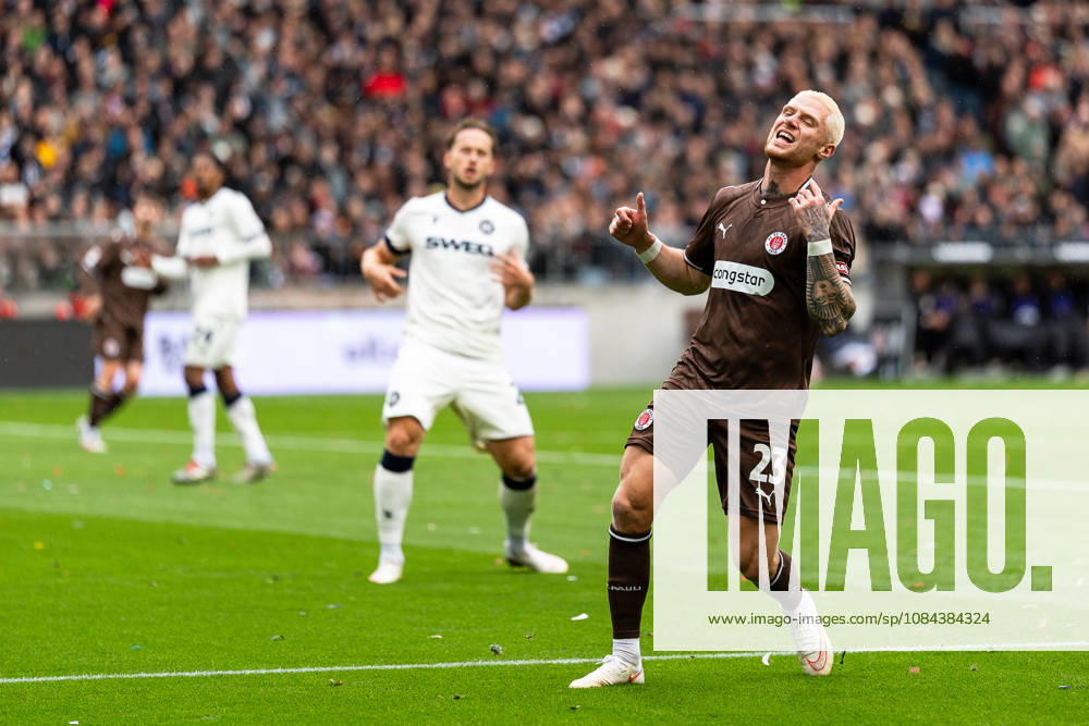 Louis Oppie (FC St. Pauli, 23) enttaeuscht Enttaeuschung, GER, FC St. Pauli vs. Karlsruher SC, Fussball, 2. Bundesliga, Spieltag 7, Saison 2026 2027, 11.10.2026 DFL REGULATIONS PROHIBIT ANY USE OF PHOTOGRAPHS AS IMAGE SEQUENCES AND OR QUASI-VIDEO GER, FC St. Pauli vs. Karlsruher SC, Fussball, 2. Bundesliga, Spieltag 7, Saison 2026 2027, 11.10.2026 Hamburg