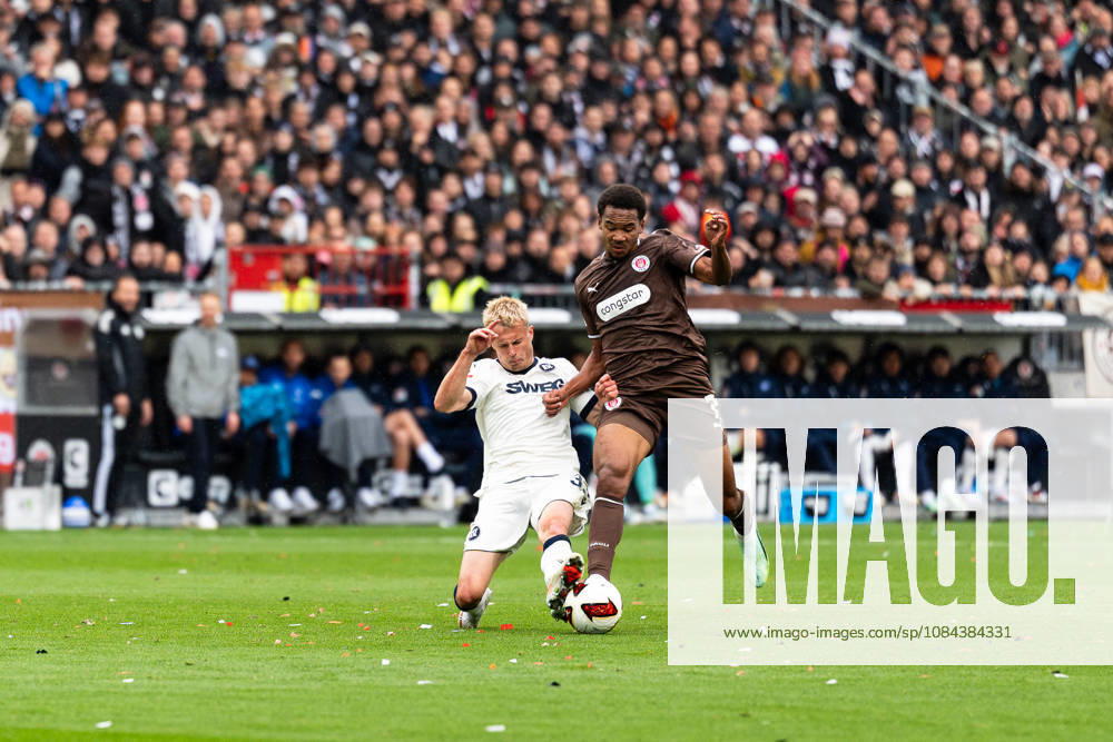 Viktor Bergh (Karlsruher SC, 33) im Zweikampf mit Youssoupha Niang (FC St. Pauli, 07), GER, FC St. Pauli vs. Karlsruher SC, Fussball, 2. Bundesliga, Spieltag 7, Saison 2026 2027, 11.10.2026 DFL REGULATIONS PROHIBIT ANY USE OF PHOTOGRAPHS AS IMAGE SEQUENCES AND OR QUASI-VIDEO GER, FC St. Pauli vs. Karlsruher SC, Fussball, 2. Bundesliga, Spieltag 7, Saison 2026 2027, 11.10.2026 Hamburg