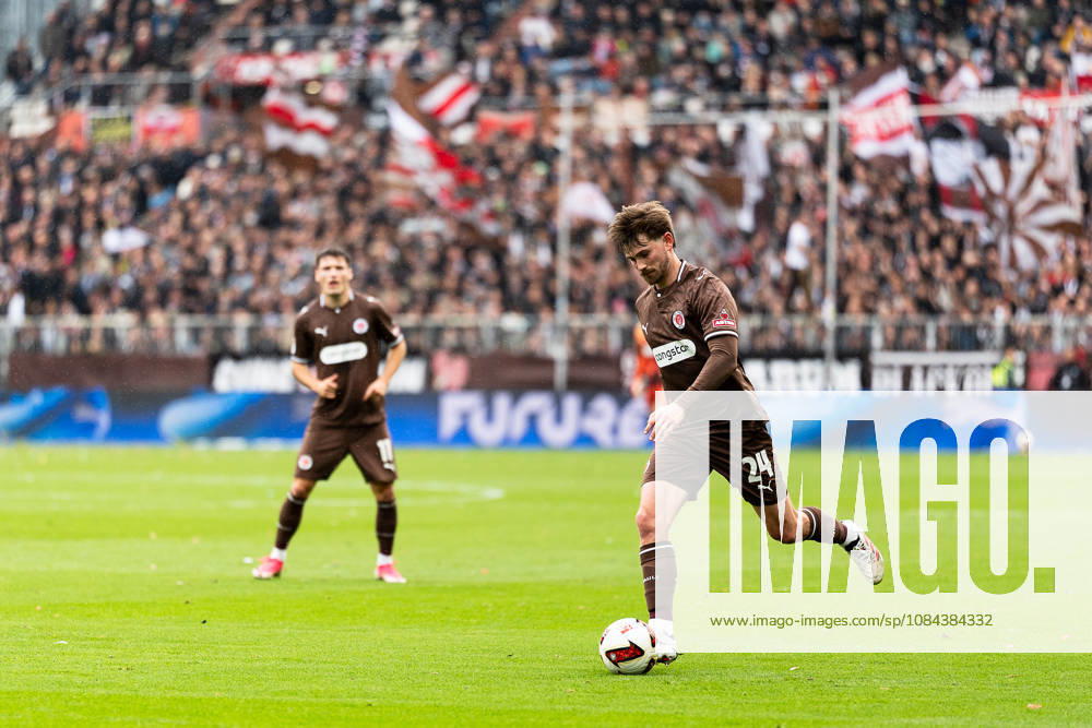 Connor Metcalfe (FC St. Pauli, 24) am Ball, GER, FC St. Pauli vs. Karlsruher SC, Fussball, 2. Bundesliga, Spieltag 7, Saison 2026 2027, 11.10.2026 DFL REGULATIONS PROHIBIT ANY USE OF PHOTOGRAPHS AS IMAGE SEQUENCES AND OR QUASI-VIDEO GER, FC St. Pauli vs. Karlsruher SC, Fussball, 2. Bundesliga, Spieltag 7, Saison 2026 2027, 11.10.2026 Hamburg
