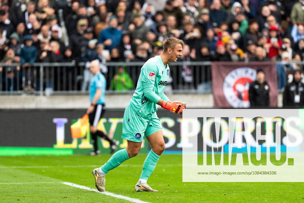 Torwart Hans Christian Bernat (Karlsruher SC, 01) jubelt Jubel, GER, FC St. Pauli vs. Karlsruher SC, Fussball, 2. Bundesliga, Spieltag 7, Saison 2026 2027, 11.10.2026 DFL REGULATIONS PROHIBIT ANY USE OF PHOTOGRAPHS AS IMAGE SEQUENCES AND OR QUASI-VIDEO GER, FC St. Pauli vs. Karlsruher SC, Fussball, 2. Bundesliga, Spieltag 7, Saison 2026 2027, 11.10.2026 Hamburg