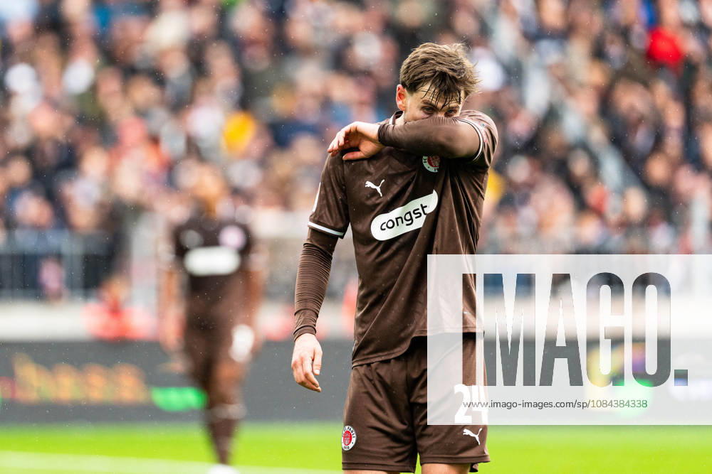 Connor Metcalfe (FC St. Pauli, 24) enttaeuscht Enttaeuschung, GER, FC St. Pauli vs. Karlsruher SC, Fussball, 2. Bundesliga, Spieltag 7, Saison 2026 2027, 11.10.2026 DFL REGULATIONS PROHIBIT ANY USE OF PHOTOGRAPHS AS IMAGE SEQUENCES AND OR QUASI-VIDEO GER, FC St. Pauli vs. Karlsruher SC, Fussball, 2. Bundesliga, Spieltag 7, Saison 2026 2027, 11.10.2026 Hamburg