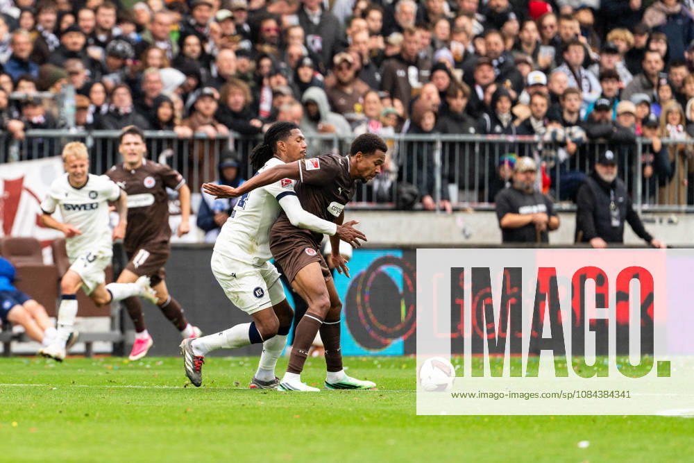 Sandro Tremoulet (Karlsruher SC, 24) im Zweikampf mit Youssoupha Niang (FC St. Pauli, 07), GER, FC St. Pauli vs. Karlsruher SC, Fussball, 2. Bundesliga, Spieltag 7, Saison 2026 2027, 11.10.2026 DFL REGULATIONS PROHIBIT ANY USE OF PHOTOGRAPHS AS IMAGE SEQUENCES AND OR QUASI-VIDEO GER, FC St. Pauli vs. Karlsruher SC, Fussball, 2. Bundesliga, Spieltag 7, Saison 2026 2027, 11.10.2026 Hamburg