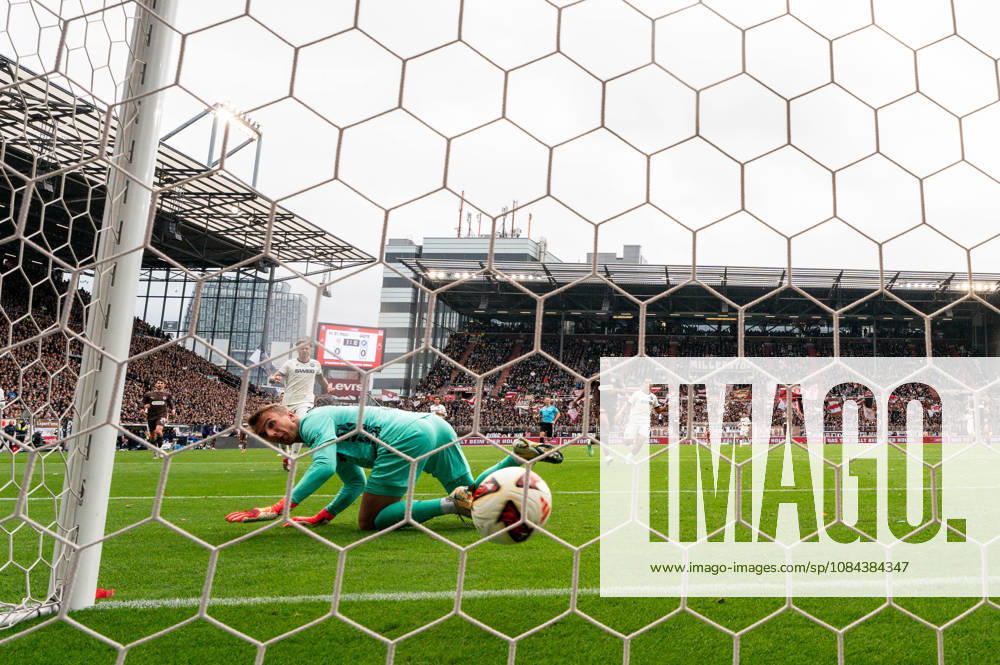 Torwart Ben Voll (FC St. Pauli, 01) am Boden, Ball im Tor, Abdoulie Ceesay (FC St. Pauli, 09) Tor zum 1:0, Hintertor Kamera, GER, FC St. Pauli vs. Karlsruher SC, Fussball, 2. Bundesliga, Spieltag 7, Saison 2026 2027, 11.10.2026 DFL REGULATIONS PROHIBIT ANY USE OF PHOTOGRAPHS AS IMAGE SEQUENCES AND OR QUASI-VIDEO GER, FC St. Pauli vs. Karlsruher SC, Fussball, 2. Bundesliga, Spieltag 7, Saison 2026 2027, 11.10.2026 Hamburg