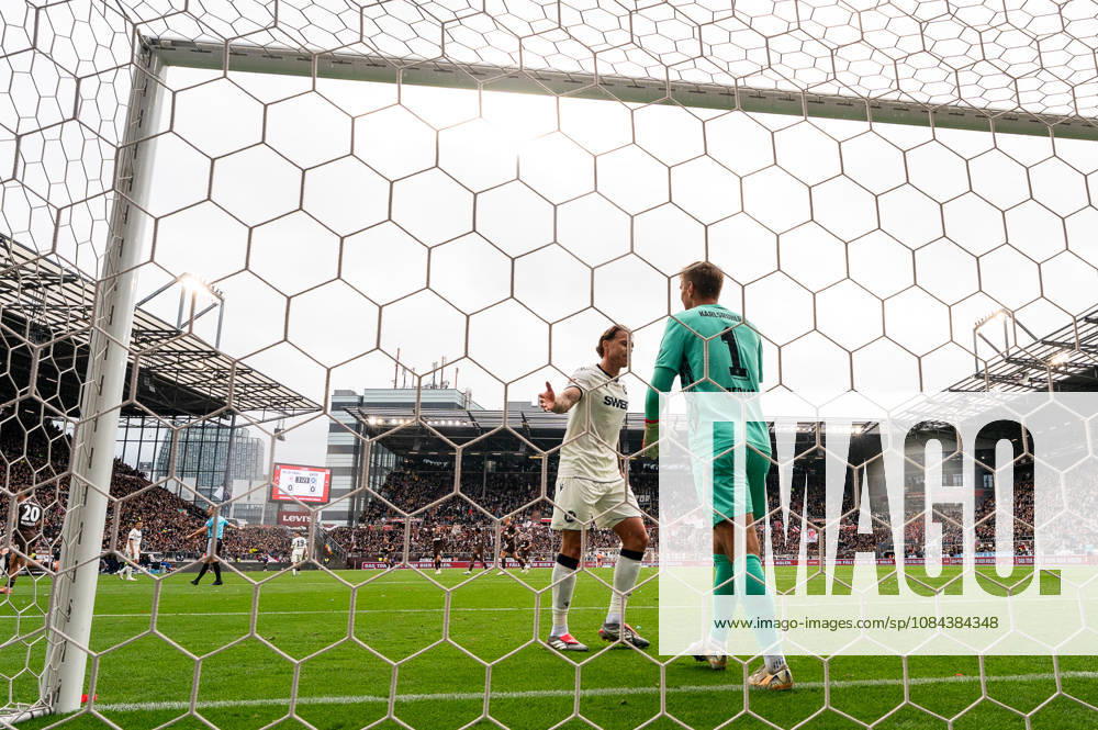 Christoph Kobald (Karlsruher SC, 22) und Torwart Hans Christian Bernat (Karlsruher SC, 01) nach Tor zum 1:0 von Abdoulie Ceesay (FC St. Pauli, 09), GER, FC St. Pauli vs. Karlsruher SC, Fussball, 2. Bundesliga, Spieltag 7, Saison 2026 2027, 11.10.2026 DFL REGULATIONS PROHIBIT ANY USE OF PHOTOGRAPHS AS IMAGE SEQUENCES AND OR QUASI-VIDEO GER, FC St. Pauli vs. Karlsruher SC, Fussball, 2. Bundesliga, Spieltag 7, Saison 2026 2027, 11.10.2026 Hamburg