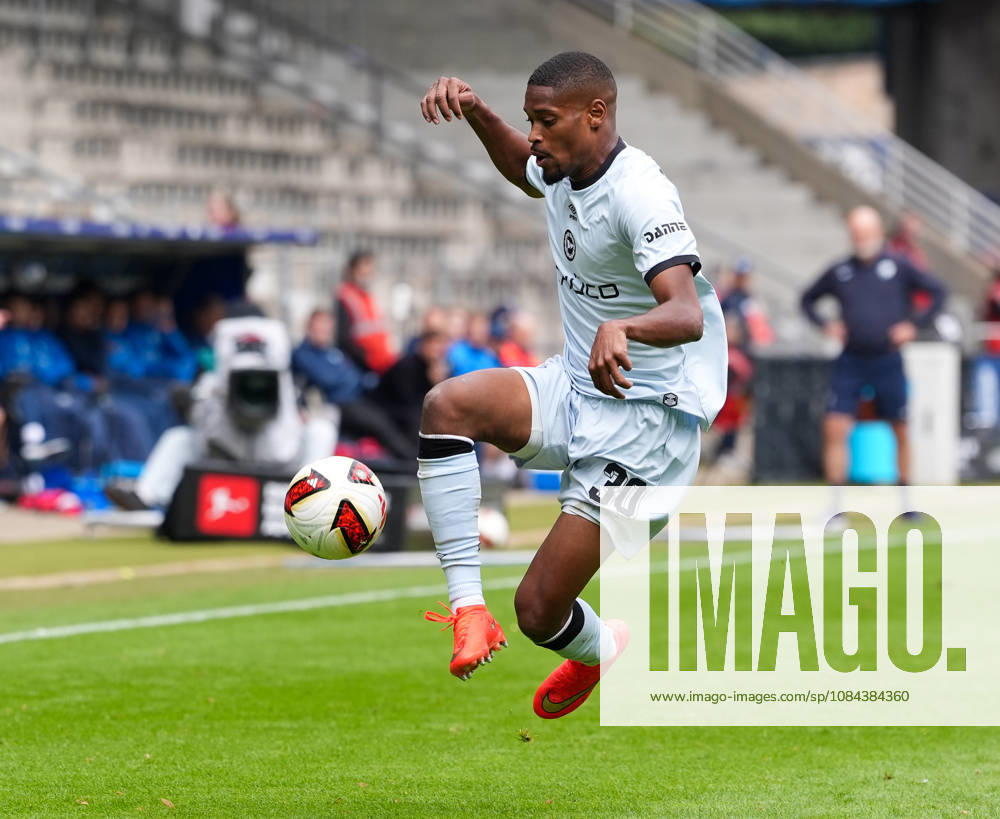 Isaiah Young (DSC Arminia Bielefeld, 30) kontrolliert den Ball. GER, VfL Bochum 1848 vs DSC Arminia Bielefeld, 2. Bundesliga, 7. Spieltag, Saison 2026-27, Vonovia Ruhrstadion, Bochum, 11.10.2026 DFL REGULATIONS PROHIBIT ANY USE OF PHOTOGRAPHS AS IMAGE SEQUENCES AND OR QUASI-VIDEO VfL Bochum 1848 vs DSC Arminia Bielefeld, 2. Bundesliga, 7. Spieltag, Saison 2026-27, 11.10.2026 Bochum