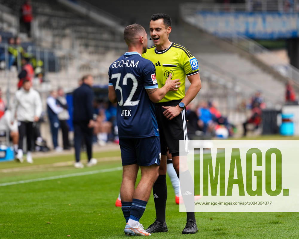 Maximilian Wittek (VfL Bochum 1848, 32) spricht mit Schiedsrichter Konrad Oldhafer. GER, VfL Bochum 1848 vs DSC Arminia Bielefeld, 2. Bundesliga, 7. Spieltag, Saison 2026-27, Vonovia Ruhrstadion, Bochum, 11.10.2026 DFL REGULATIONS PROHIBIT ANY USE OF PHOTOGRAPHS AS IMAGE SEQUENCES AND OR QUASI-VIDEO VfL Bochum 1848 vs DSC Arminia Bielefeld, 2. Bundesliga, 7. Spieltag, Saison 2026-27, 11.10.2026 Bochum