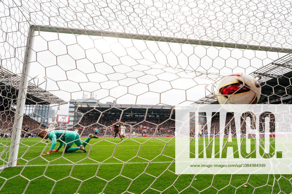 Torwart Ben Voll (FC St. Pauli, 01) am Boden, Ball im Tor, Abdoulie Ceesay (FC St. Pauli, 09) Tor zum 1:0, Hintertor Kamera, GER, FC St. Pauli vs. Karlsruher SC, Fussball, 2. Bundesliga, Spieltag 7, Saison 2026 2027, 11.10.2026 DFL REGULATIONS PROHIBIT ANY USE OF PHOTOGRAPHS AS IMAGE SEQUENCES AND OR QUASI-VIDEO GER, FC St. Pauli vs. Karlsruher SC, Fussball, 2. Bundesliga, Spieltag 7, Saison 2026 2027, 11.10.2026 Hamburg