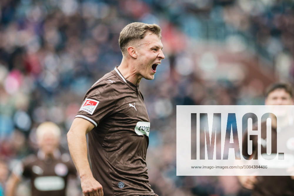 2. Bundesliga: FC St. Pauli vs. Karlsruher SC, 11.10.2026 TOR, JUBEL zum 2:0 durch Lars Ritzka (FC St. Pauli, 21), hier David Nemeth (FC St. Pauli, 4); Fußball, 2. Bundesliga, 7. Spieltag: FC St. Pauli vs. Karlsruher SC am 11.10.2026 im Millerntor-Stadion, Hamburg DFL REGULATIONS PROHIBIT ANY USE OF PHOTOGRAPHS AS IMAGE SEQUENCES AND OR QUASI-VIDEO.