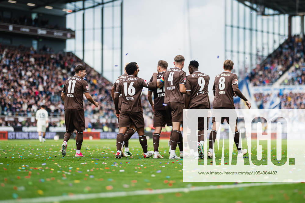 2. Bundesliga: FC St. Pauli vs. Karlsruher SC, 11.10.2026 TOR, JUBEL zum 2:0 durch Lars Ritzka (FC St. Pauli, 21), hier die ganze Mannschaft; Fußball, 2. Bundesliga, 7. Spieltag: FC St. Pauli vs. Karlsruher SC am 11.10.2026 im Millerntor-Stadion, Hamburg DFL REGULATIONS PROHIBIT ANY USE OF PHOTOGRAPHS AS IMAGE SEQUENCES AND OR QUASI-VIDEO.