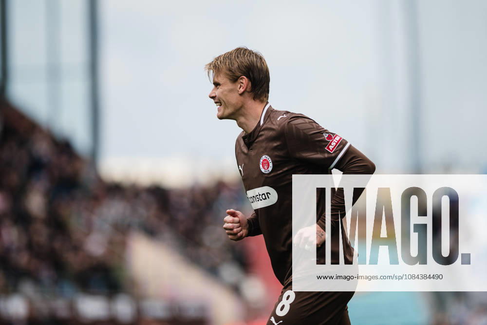 2. Bundesliga: FC St. Pauli vs. Karlsruher SC, 11.10.2026 TOR, JUBEL zum 2:0 durch Lars Ritzka (FC St. Pauli, 21), hier Eric Smith (FC St. Pauli, 8); Fußball, 2. Bundesliga, 7. Spieltag: FC St. Pauli vs. Karlsruher SC am 11.10.2026 im Millerntor-Stadion, Hamburg DFL REGULATIONS PROHIBIT ANY USE OF PHOTOGRAPHS AS IMAGE SEQUENCES AND OR QUASI-VIDEO.