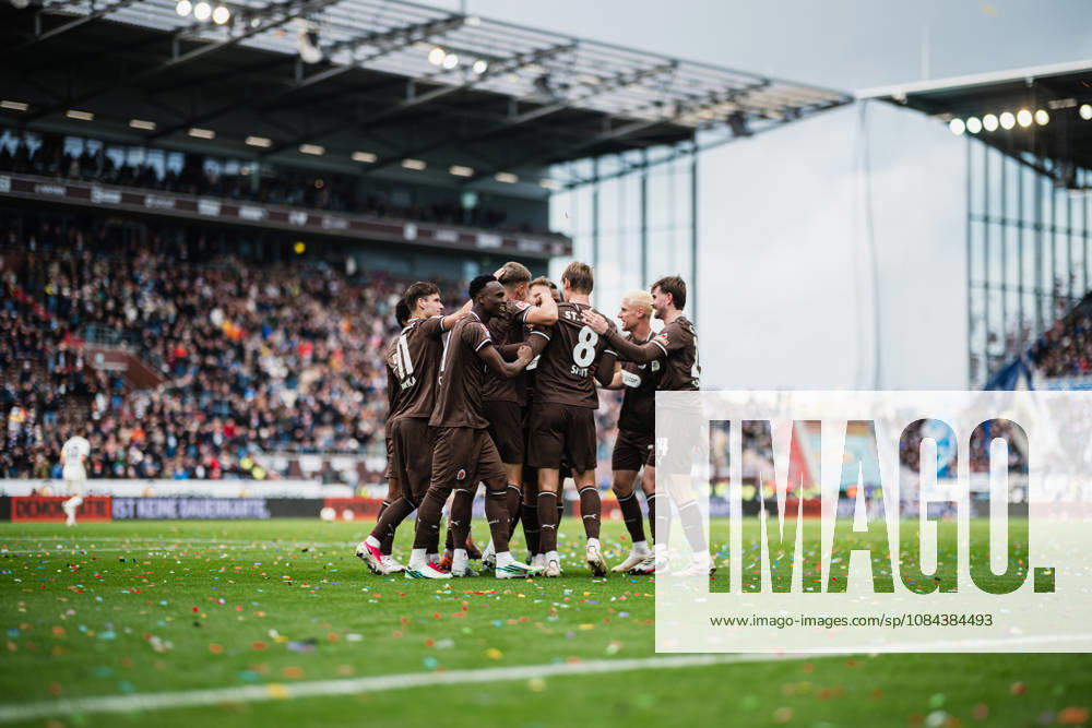 2. Bundesliga: FC St. Pauli vs. Karlsruher SC, 11.10.2026 TOR, JUBEL zum 2:0 durch Lars Ritzka (FC St. Pauli, 21), hier die ganze Mannschaft; Fußball, 2. Bundesliga, 7. Spieltag: FC St. Pauli vs. Karlsruher SC am 11.10.2026 im Millerntor-Stadion, Hamburg DFL REGULATIONS PROHIBIT ANY USE OF PHOTOGRAPHS AS IMAGE SEQUENCES AND OR QUASI-VIDEO.