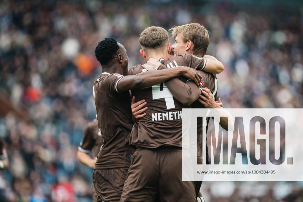 2. Bundesliga: FC St. Pauli vs. Karlsruher SC, 11.10.2026 TOR, JUBEL zum 2:0 durch Lars Ritzka (FC St. Pauli, 21), hier David Nemeth (FC St. Pauli, 4), Abdoulie Ceesay (FC St. Pauli, 9), Eric Smith (FC St. Pauli, 8); Fußball, 2. Bundesliga, 7. Spieltag: FC St. Pauli vs. Karlsruher SC am 11.10.2026 im Millerntor-Stadion, Hamburg DFL REGULATIONS PROHIBIT ANY USE OF PHOTOGRAPHS AS IMAGE SEQUENCES AND OR QUASI-VIDEO.