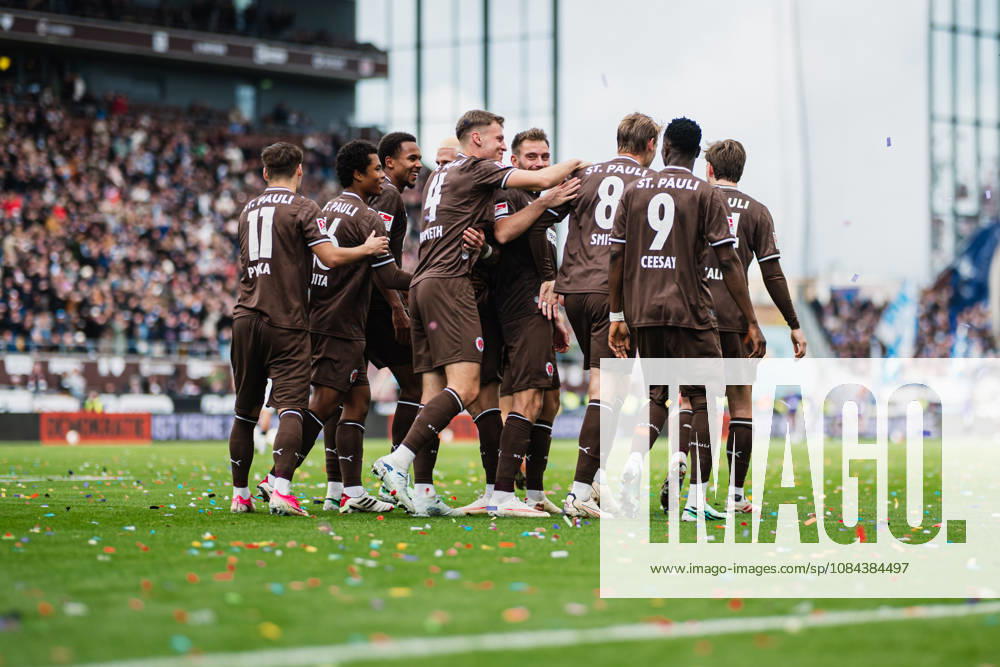 2. Bundesliga: FC St. Pauli vs. Karlsruher SC, 11.10.2026 TOR, JUBEL zum 2:0 durch Lars Ritzka (FC St. Pauli, 21), hier die ganze Mannschaft; Fußball, 2. Bundesliga, 7. Spieltag: FC St. Pauli vs. Karlsruher SC am 11.10.2026 im Millerntor-Stadion, Hamburg DFL REGULATIONS PROHIBIT ANY USE OF PHOTOGRAPHS AS IMAGE SEQUENCES AND OR QUASI-VIDEO.