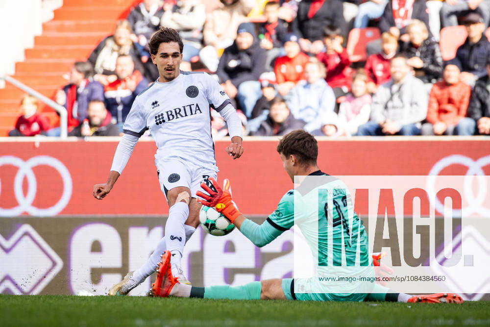 Fussball - 3. Liga - FC Ingolstadt 04 - SV Wehen Wiesbaden - 11.10.26 Raul Paula (SVWW), David Klein (Ingolstadt),