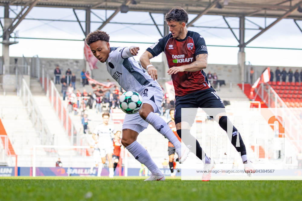 Fussball - 3. Liga - FC Ingolstadt 04 - SV Wehen Wiesbaden - 11.10.26 Roberto Massimo (SVWW), Dennis Kaygin (Ingolstadt),