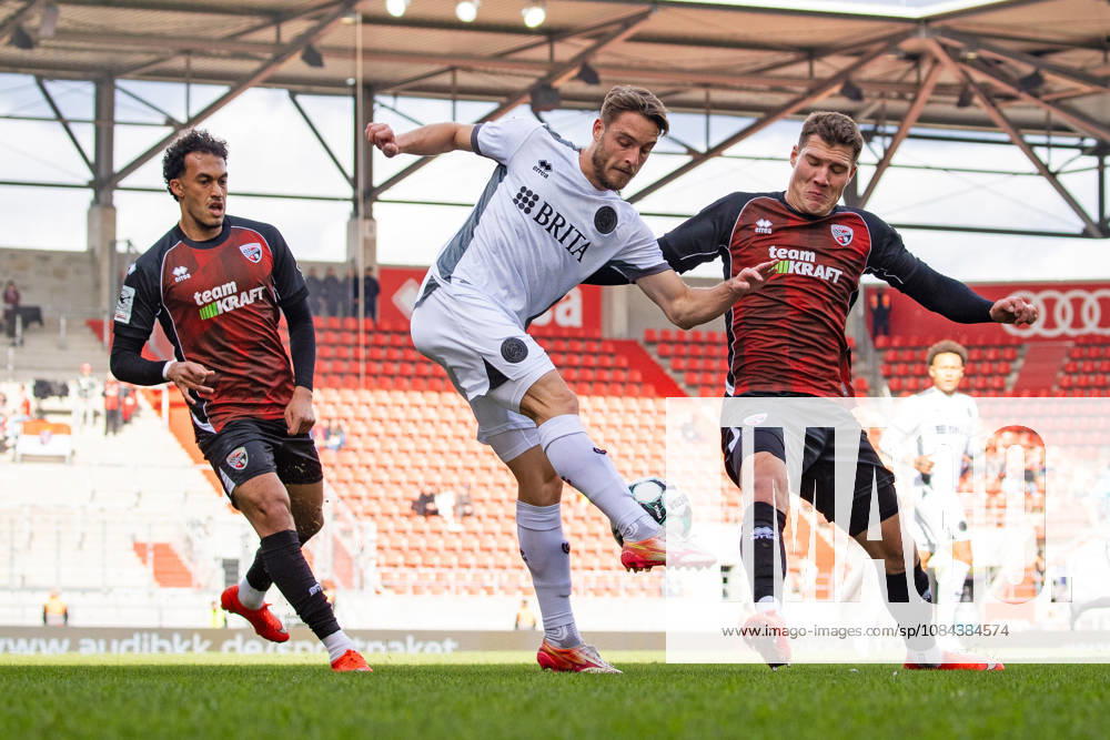 Fussball - 3. Liga - FC Ingolstadt 04 - SV Wehen Wiesbaden - 11.10.26 Nishan Velupillay (Ingolstadt), Lukas Schleimer (SVWW), Jonas Scholz (Ingolstadt),