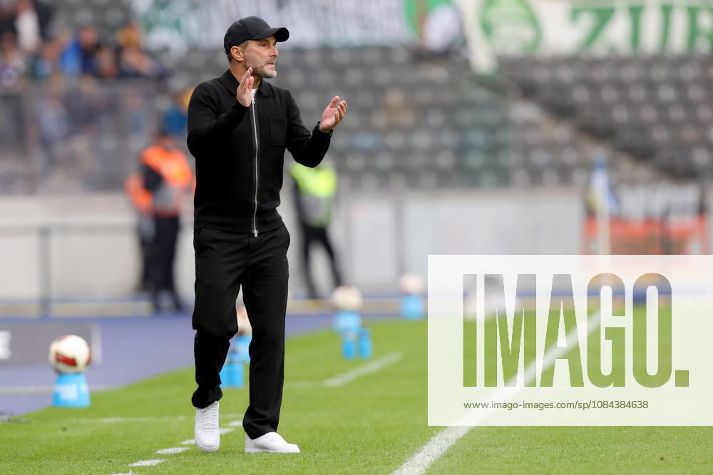 Fussball 2.Bundesliga, Hertha BSC Berlin - SpVgg Greuther Fuerth v.l. Trainer Stefan Leitl (Hertha BSC Berlin) gibt Anweisungen, gestikuliert, mit den Armen gestikulieren gives instructions, gesticulate Berlin