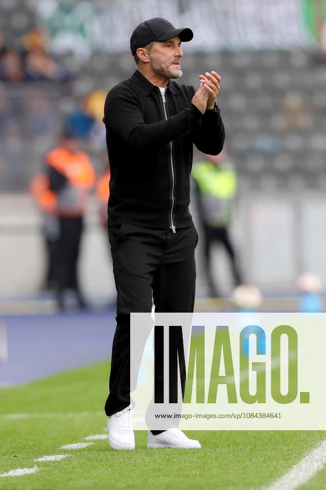 Fussball 2.Bundesliga, Hertha BSC Berlin - SpVgg Greuther Fuerth v.l. Trainer Stefan Leitl (Hertha BSC Berlin) gibt Anweisungen, gestikuliert, mit den Armen gestikulieren gives instructions, gesticulate Berlin
