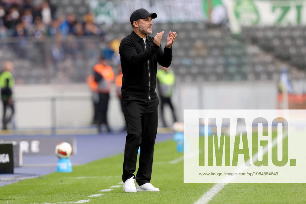 Fussball 2.Bundesliga, Hertha BSC Berlin - SpVgg Greuther Fuerth v.l. Trainer Stefan Leitl (Hertha BSC Berlin) gibt Anweisungen, gestikuliert, mit den Armen gestikulieren gives instructions, gesticulate Berlin