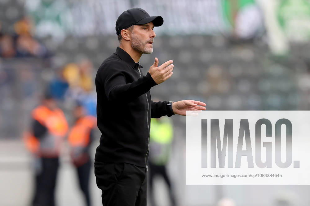 Fussball 2.Bundesliga, Hertha BSC Berlin - SpVgg Greuther Fuerth v.l. Trainer Stefan Leitl (Hertha BSC Berlin) gibt Anweisungen, gestikuliert, mit den Armen gestikulieren gives instructions, gesticulate Berlin
