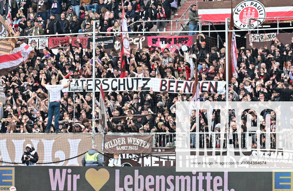 GER Fußball, Männer, 2.BL, Spieltag 5, Saison 2026 2027, Hamburg, FC St. Pauli vs Karlsruher SC Feature die Pauli Fans zeigen Plakate DFB DFL regulations prohibit any use of photographs as image sequences and or quasi-video) Hamburg Millerntorstadion Hamburg Deutschland
