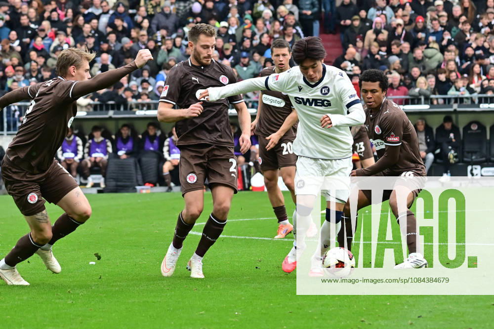 GER Fußball, Männer, 2.BL, Spieltag 5, Saison 2026 2027, Hamburg, FC St. Pauli vs Karlsruher SC Shio Fukuda (Karlsruhe 13 versucht sich gegen Lars Ritzka (Pauli 21) und Joel Chima Fujita (Pauli 16) durchzusetzen DFB DFL regulations prohibit any use of photographs as image sequences and or quasi-video) Hamburg Millerntorstadion Hamburg Deutschland