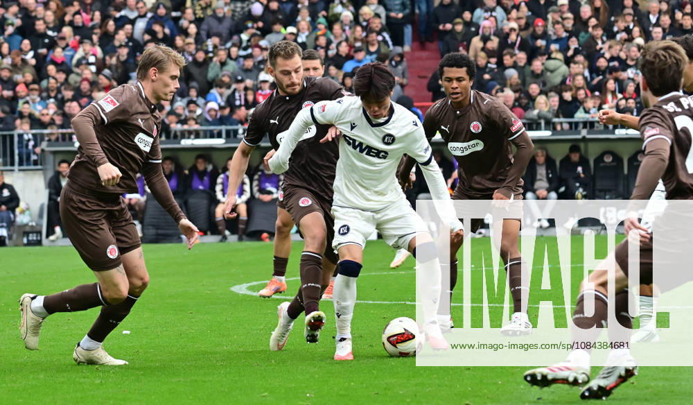 GER Fußball, Männer, 2.BL, Spieltag 5, Saison 2026 2027, Hamburg, FC St. Pauli vs Karlsruher SC Shio Fukuda (Karlsruhe 13 versucht sich gegen Lars Ritzka (Pauli 21) und Joel Chima Fujita (Pauli 16) durchzusetzen DFB DFL regulations prohibit any use of photographs as image sequences and or quasi-video) Hamburg Millerntorstadion Hamburg Deutschland