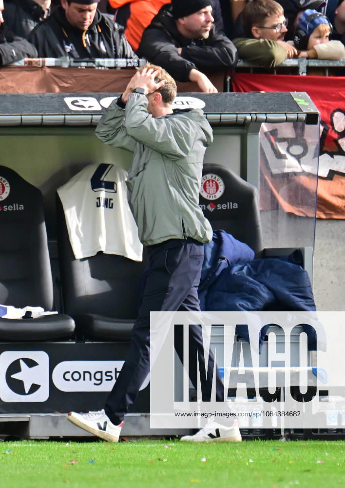 GER Fußball, Männer, 2.BL, Spieltag 5, Saison 2026 2027, Hamburg, FC St. Pauli vs Karlsruher SC Trainer Maximilian Senft (Karlsruhe) schlägt die Hände über dem Kopf zusammen DFB DFL regulations prohibit any use of photographs as image sequences and or quasi-video) Hamburg Millerntorstadion Hamburg Deutschland