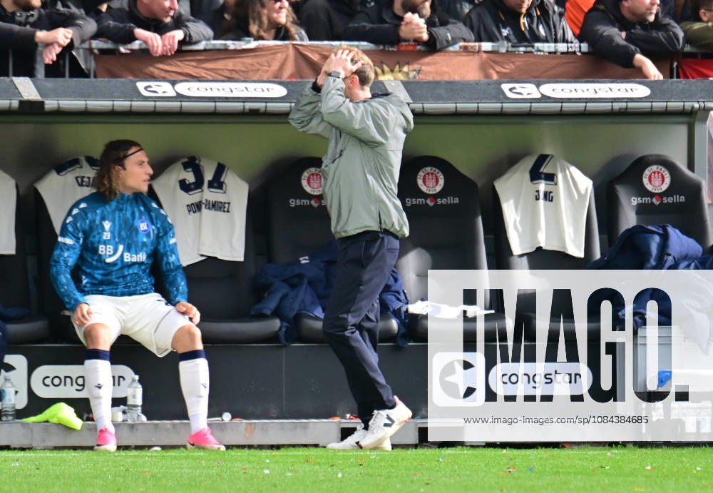 GER Fußball, Männer, 2.BL, Spieltag 5, Saison 2026 2027, Hamburg, FC St. Pauli vs Karlsruher SC Trainer Maximilian Senft (Karlsruhe) schlägt die Hände über dem Kopf zusammen DFB DFL regulations prohibit any use of photographs as image sequences and or quasi-video) Hamburg Millerntorstadion Hamburg Deutschland