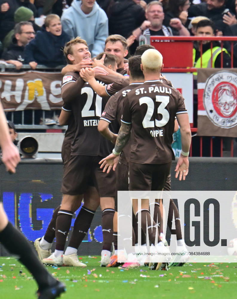 GER Fußball, Männer, 2.BL, Spieltag 5, Saison 2026 2027, Hamburg, FC St. Pauli vs Karlsruher SC Lars Ritzka (Pauli 21) schiesst das Tor zum 2-0 fuer Pauli und jubelt mit der Mannschaft DFB DFL regulations prohibit any use of photographs as image sequences and or quasi-video) Hamburg Millerntorstadion Hamburg Deutschland