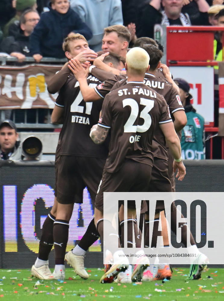GER Fußball, Männer, 2.BL, Spieltag 5, Saison 2026 2027, Hamburg, FC St. Pauli vs Karlsruher SC Lars Ritzka (Pauli 21) schiesst das Tor zum 2-0 fuer Pauli und jubelt mit der Mannschaft DFB DFL regulations prohibit any use of photographs as image sequences and or quasi-video) Hamburg Millerntorstadion Hamburg Deutschland
