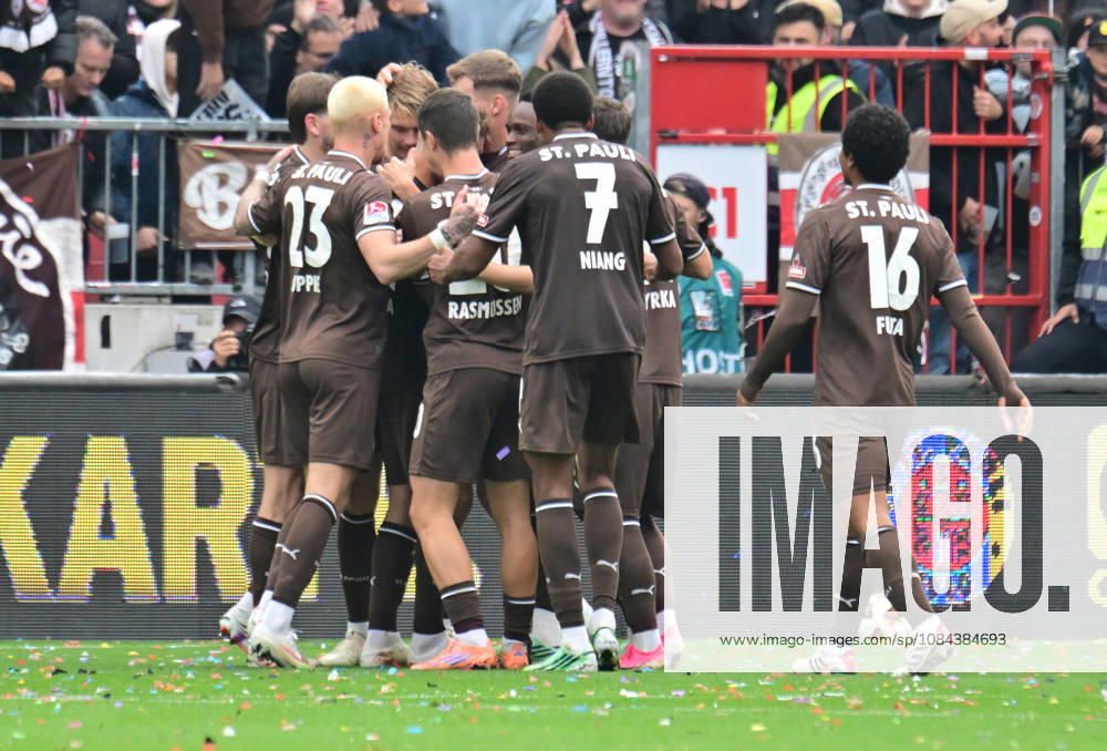 GER Fußball, Männer, 2.BL, Spieltag 5, Saison 2026 2027, Hamburg, FC St. Pauli vs Karlsruher SC Lars Ritzka (Pauli 21) schiesst das Tor zum 2-0 fuer Pauli und jubelt mit der Mannschaft DFB DFL regulations prohibit any use of photographs as image sequences and or quasi-video) Hamburg Millerntorstadion Hamburg Deutschland