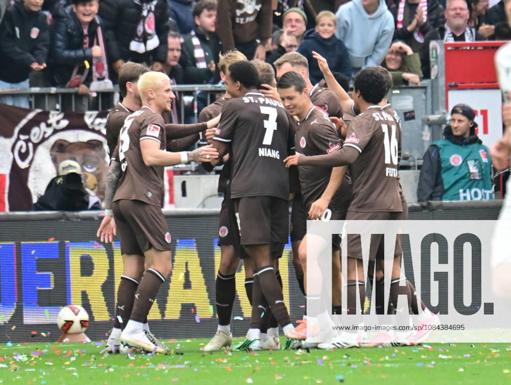 GER Fußball, Männer, 2.BL, Spieltag 5, Saison 2026 2027, Hamburg, FC St. Pauli vs Karlsruher SC Lars Ritzka (Pauli 21) schiesst das Tor zum 2-0 fuer Pauli und jubelt mit der Mannschaft DFB DFL regulations prohibit any use of photographs as image sequences and or quasi-video) Hamburg Millerntorstadion Hamburg Deutschland